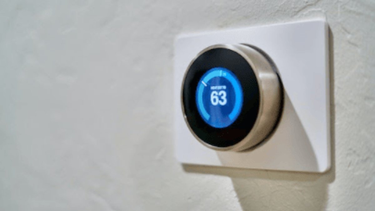 smart thermostat touchscreen showing energy saving schedule