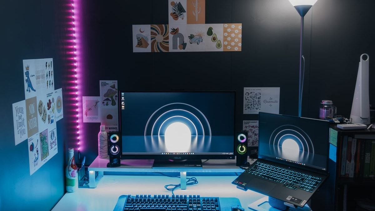 monitor light bar style glare-free lighting for late-night work