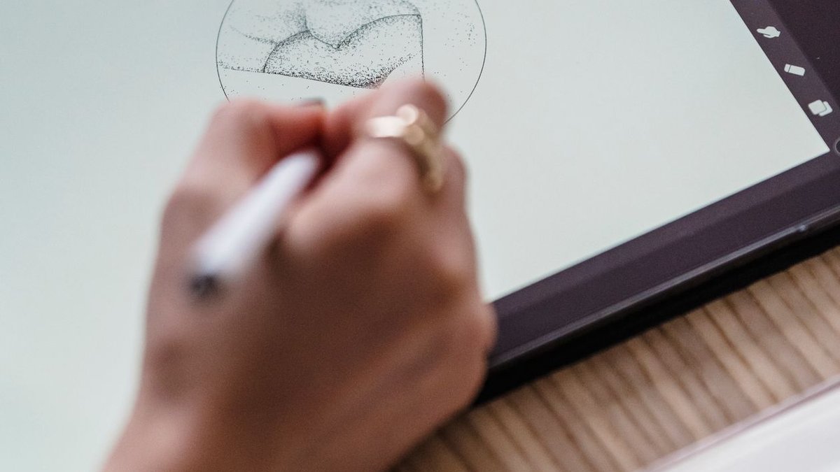 apple pencil vs s pen drawing on pro tablets