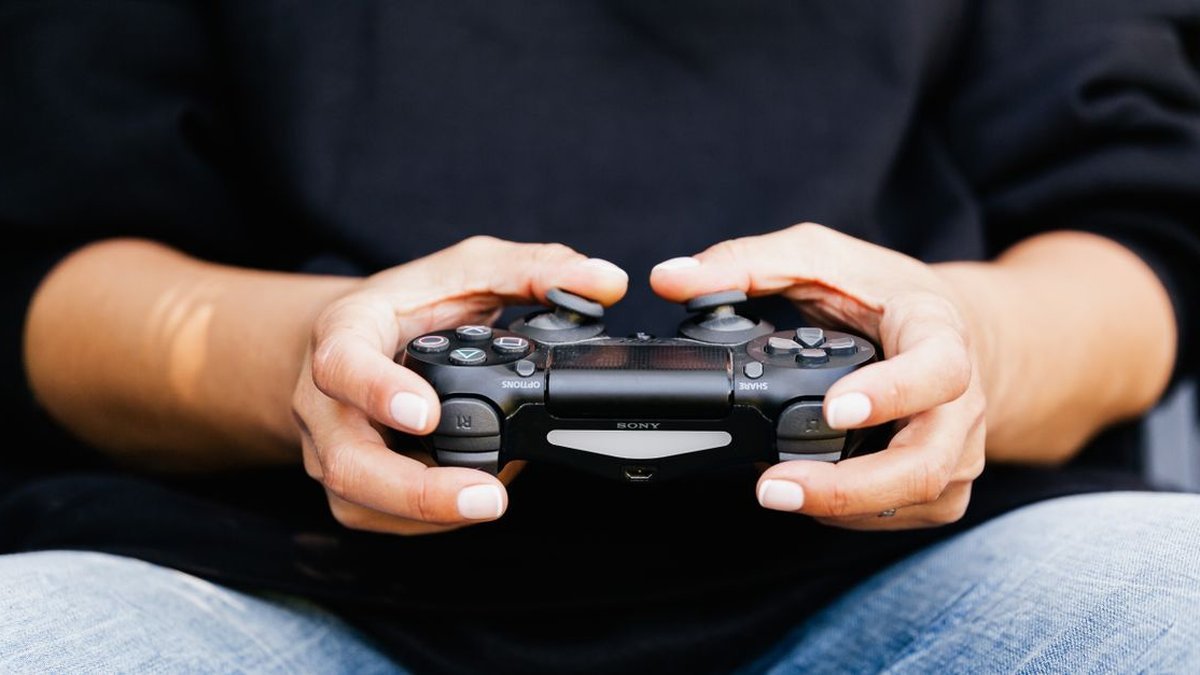 Hands holding a controller for portable gaming on a handheld gaming PC 2026