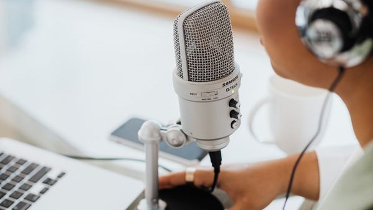 Streaming microphone on a desk for clean recordings with a capture card 2026