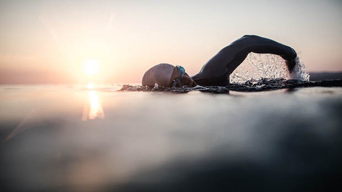 Swimmers training in a pool, best smartwatches for swimming
