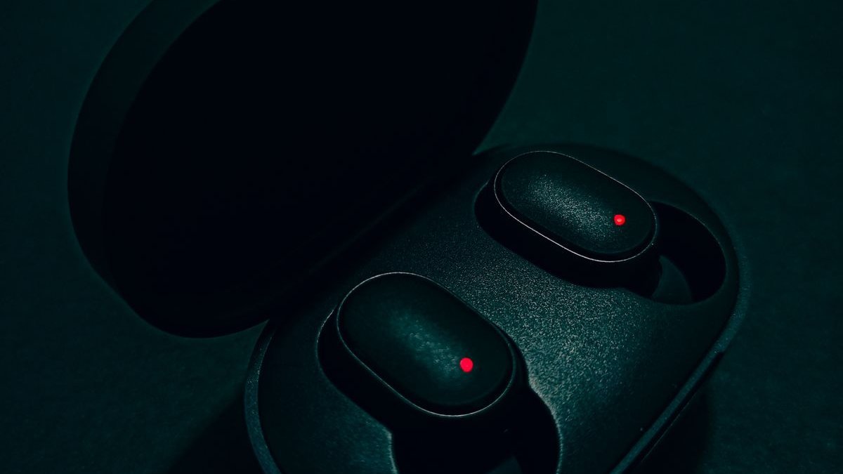 airpods pro 3 vs sony wf-1000xm6 noise cancelling commute