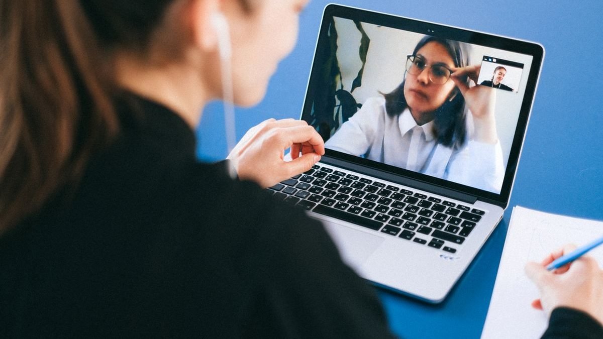 best headset for remote work all-day calls desk setup