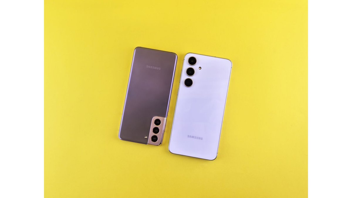 Choosing between iPhone 17 vs Galaxy S26 flagship