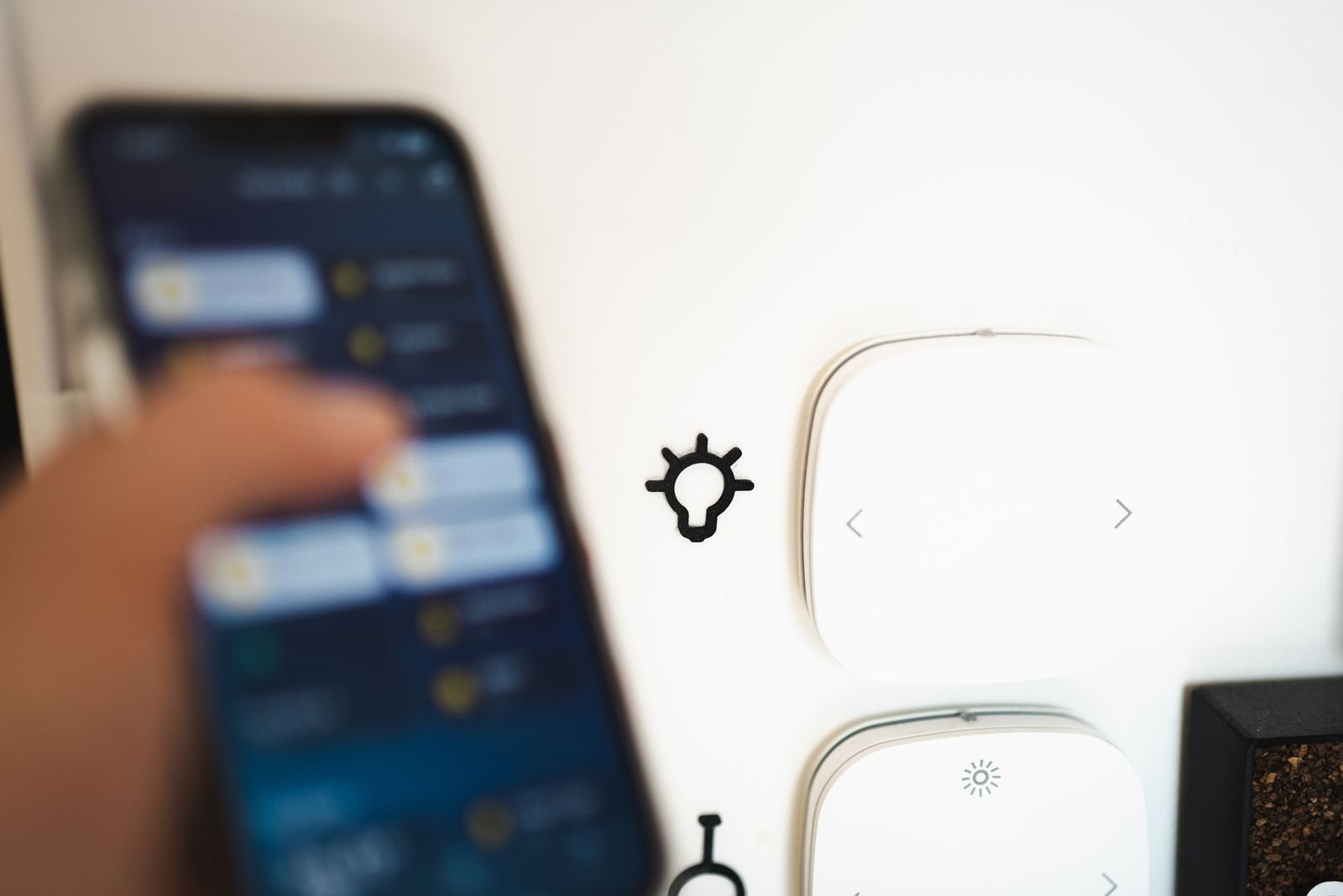 Smartphone app controlling smart home lights — re-pairing a smart bulb not connecting